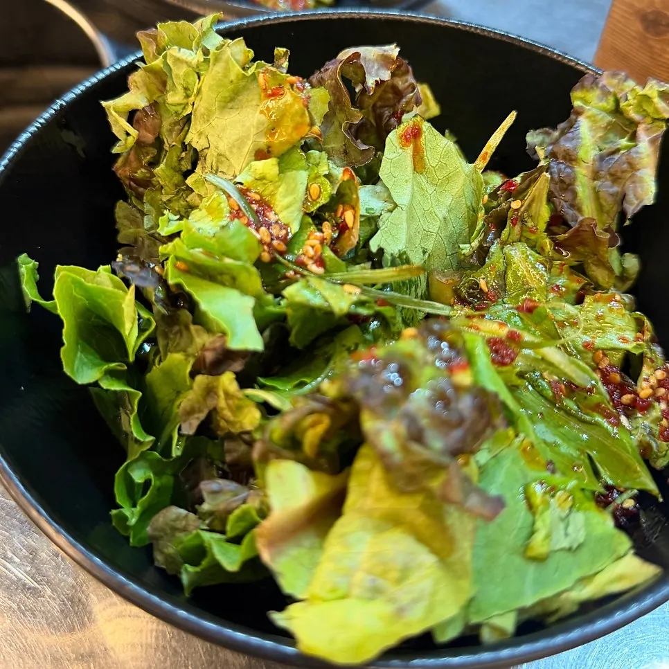 상에 차려진 밑반찬 한 접시