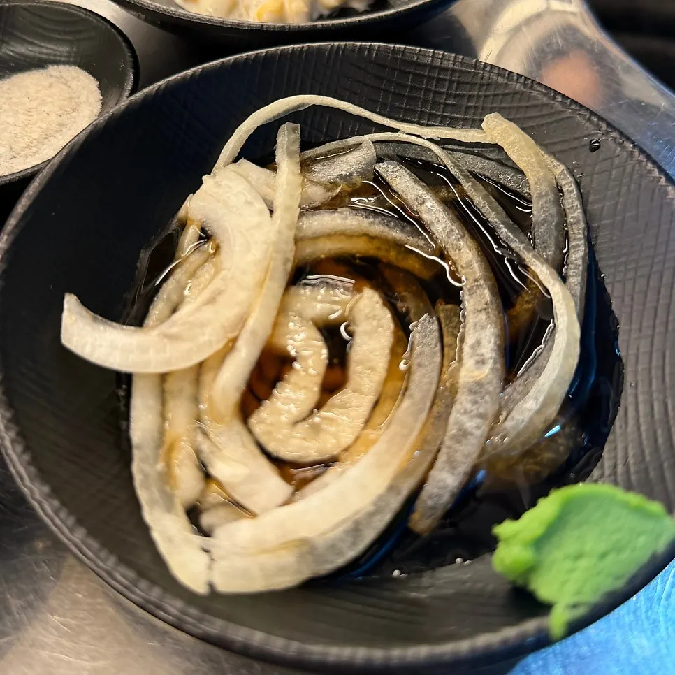 백김치가 담긴 반찬 접시