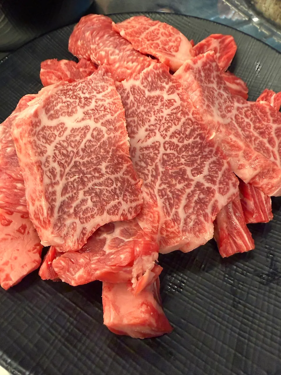 마블링이 선명한 한우 갈빗살 접시