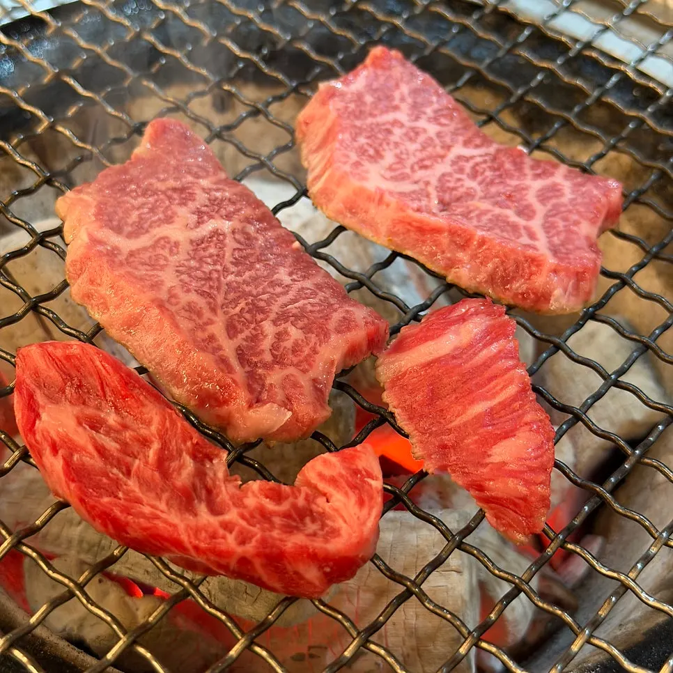 일반 갈빗살과 꽃갈빗살이 담긴 접시