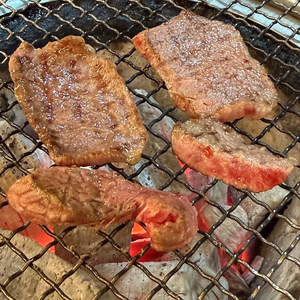 숯불 불판에 올린 한우 갈빗살