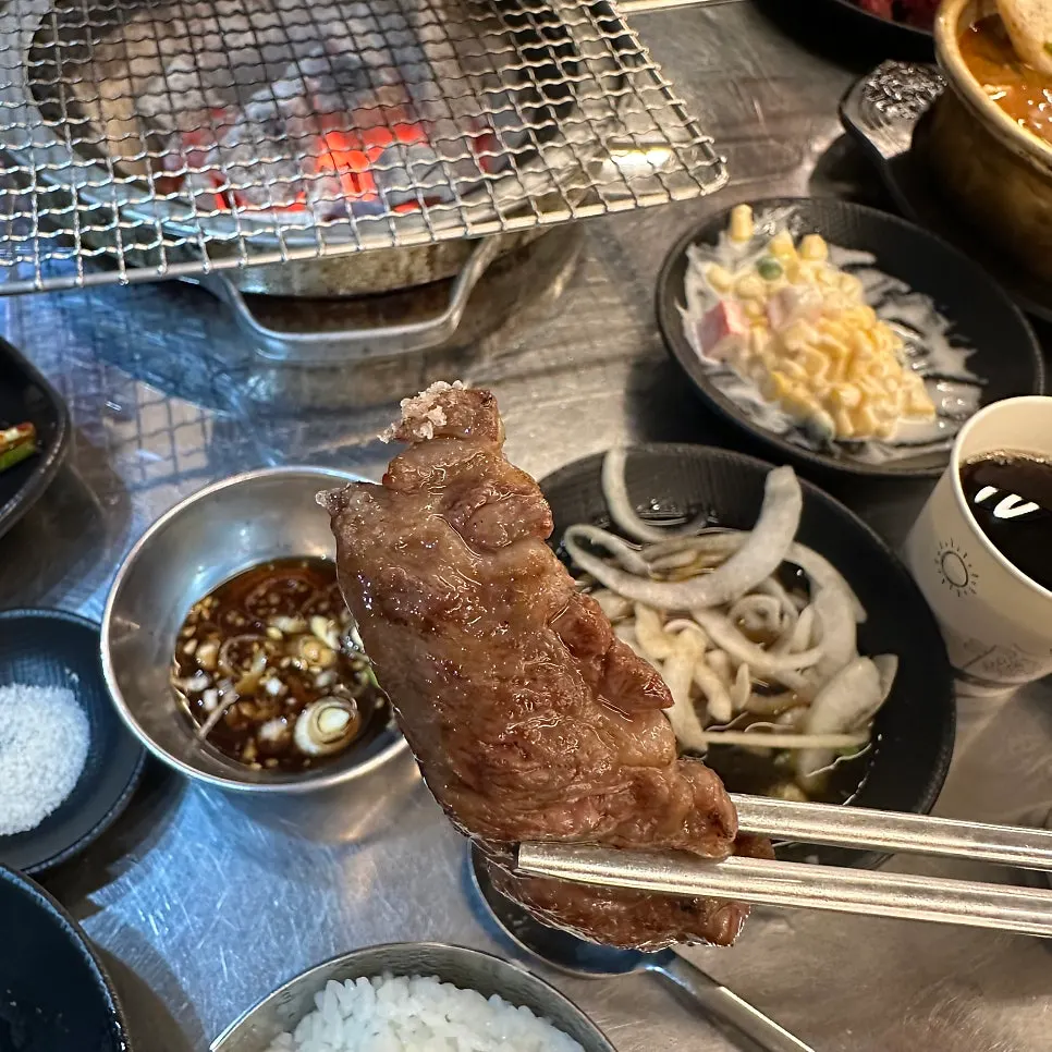 노릇하게 구워지는 갈빗살