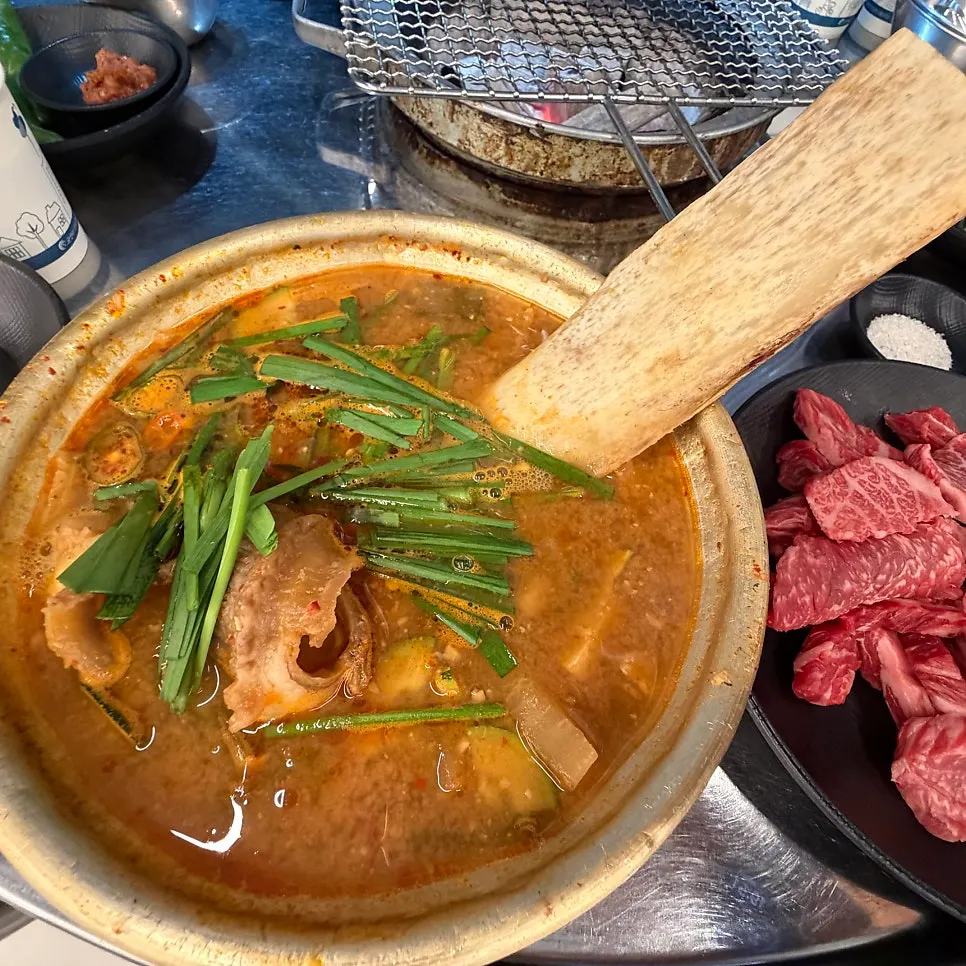 큰 갈빗대가 들어간 한우갈비된장찌개