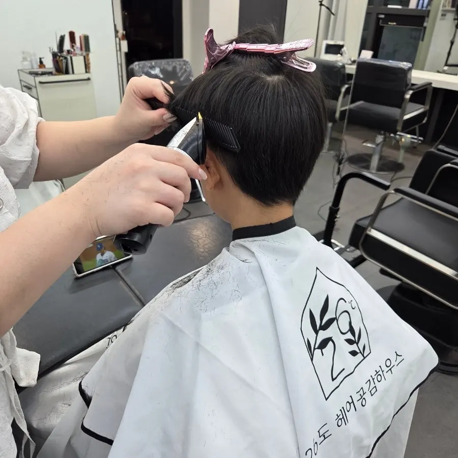 Designer Seyeon cutting the child's hair