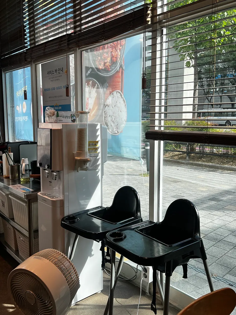 매장에 구비된 아기의자