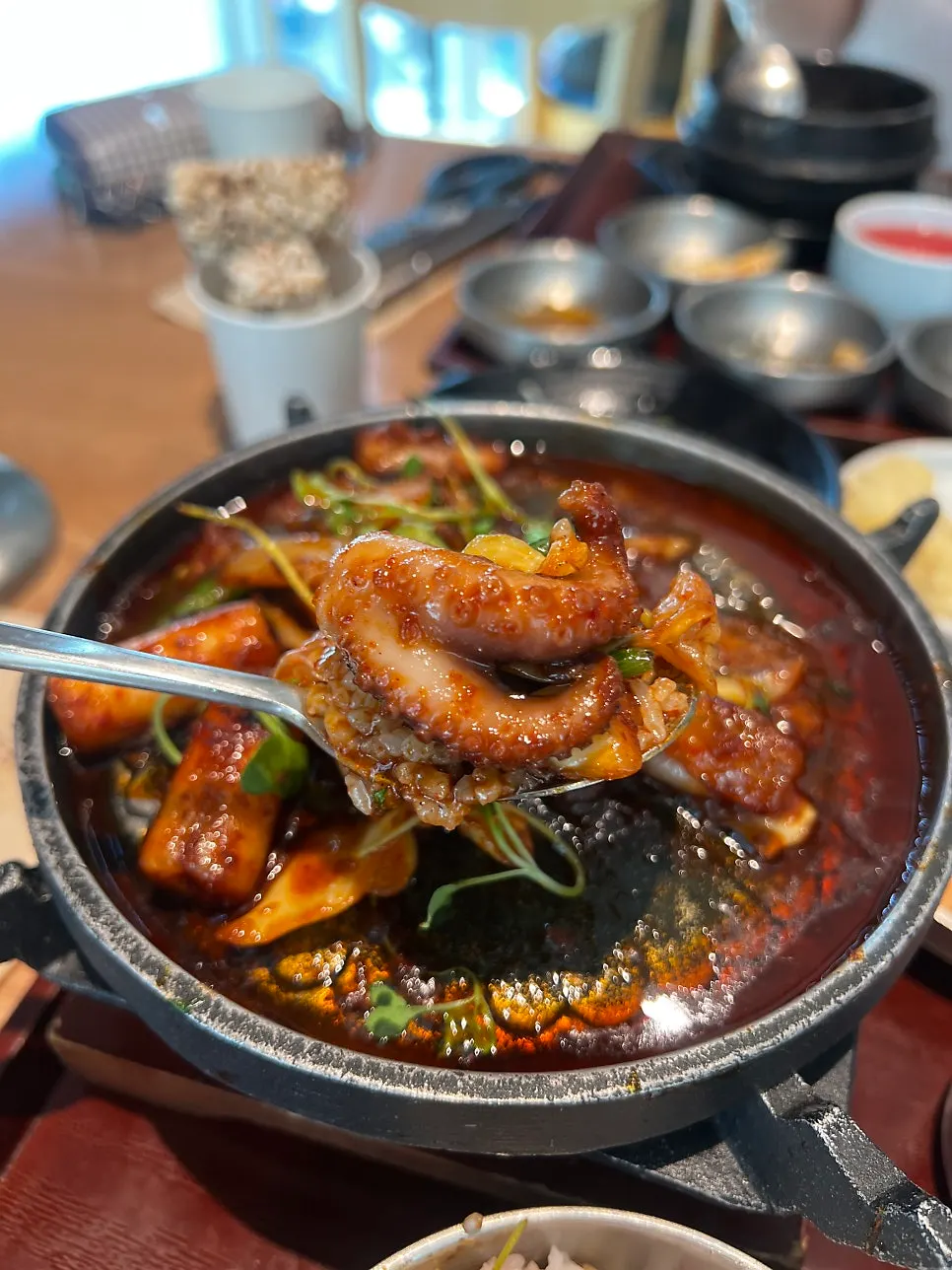 쭈꾸미와 흰밥을 함께 먹는 상차림