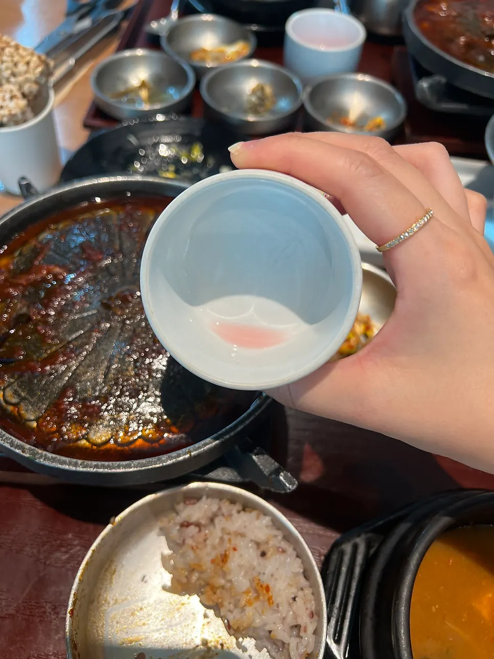 식사를 마치고 마신 오미자차