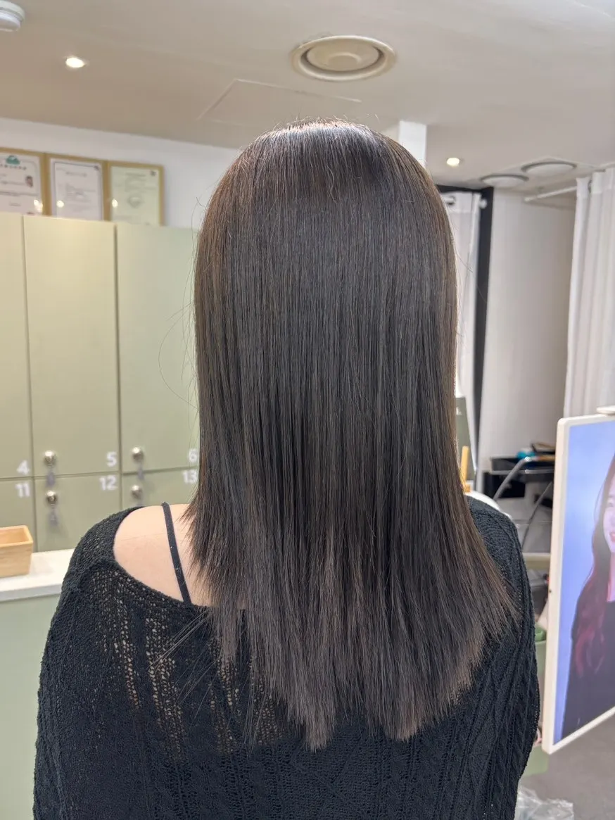 Side view of finished matte brown hair after the cut