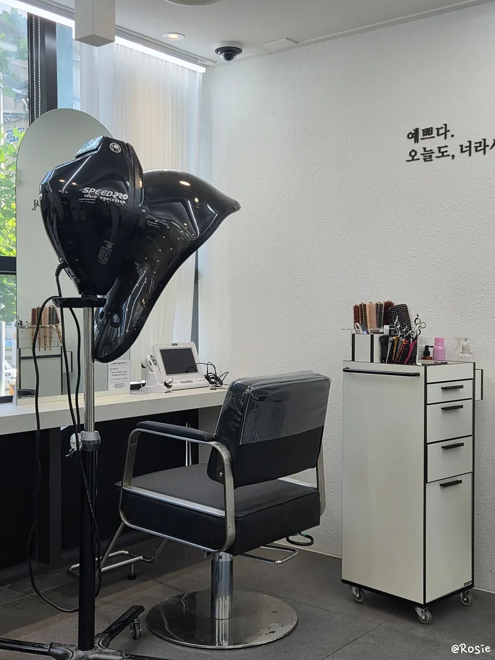 미용실 내부로 들어서는 통로