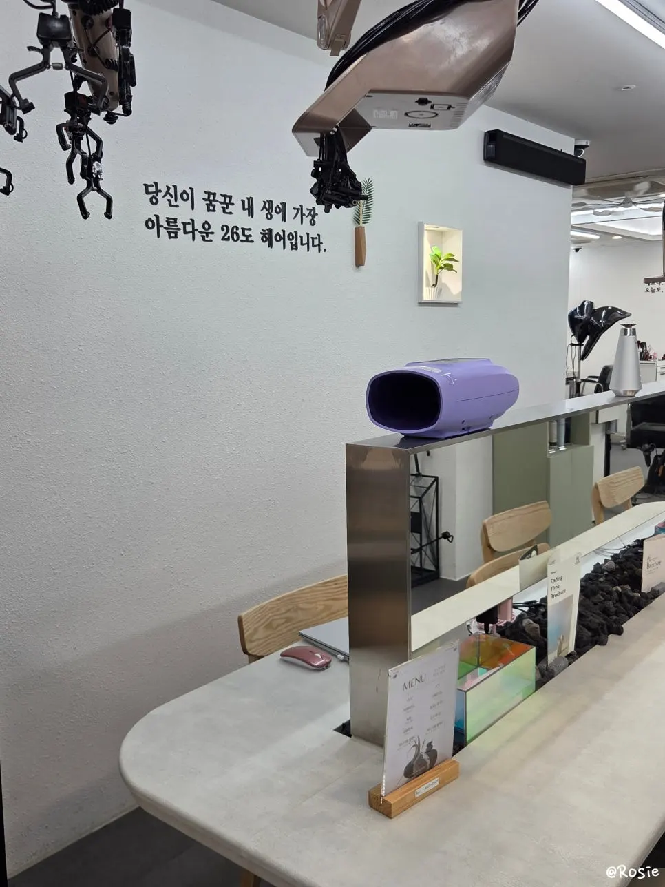 깔끔한 분위기의 미용실 대기 공간