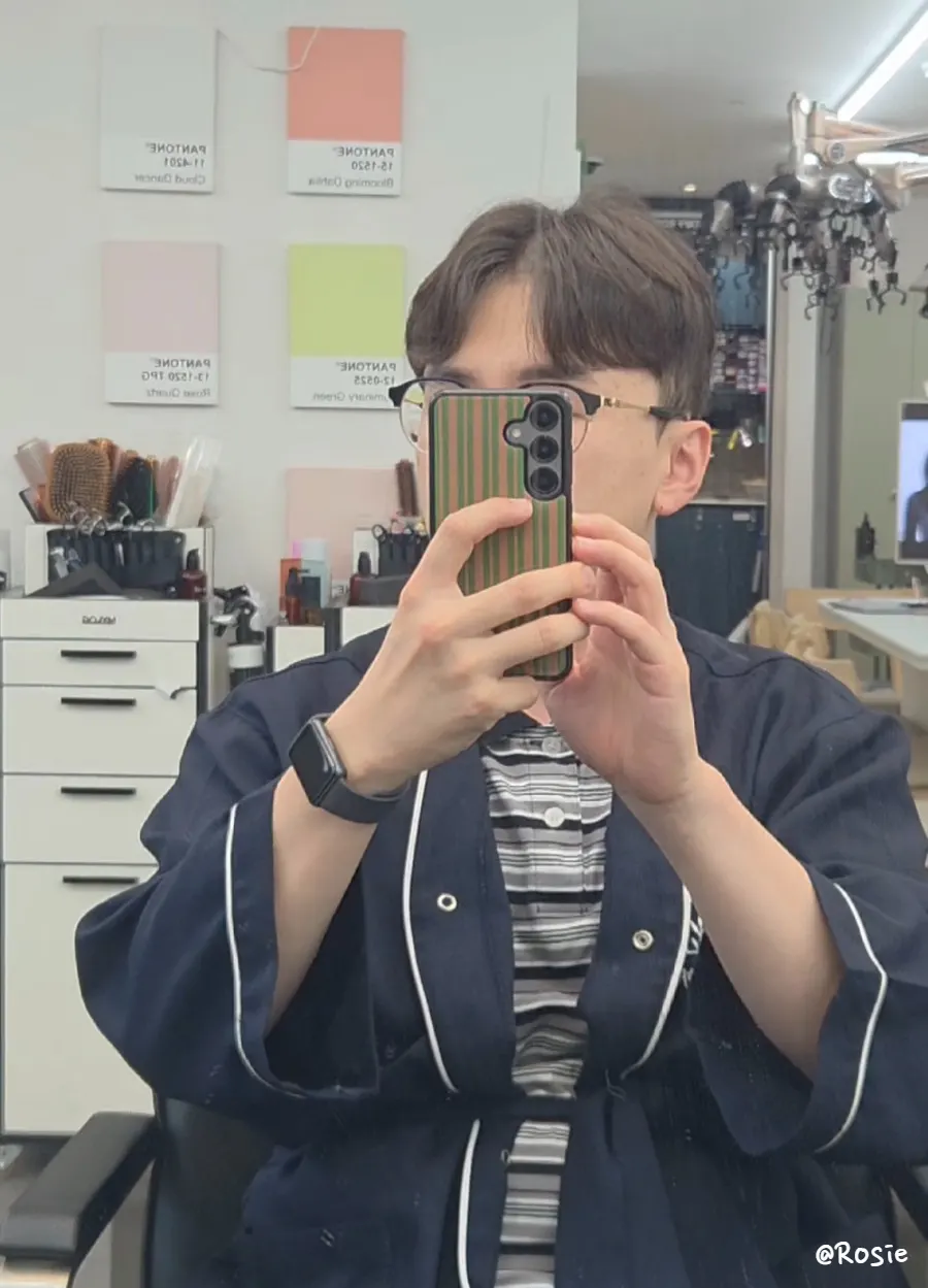 앞머리와 정수리에 볼륨이 살아난 자연스러운 남자펌