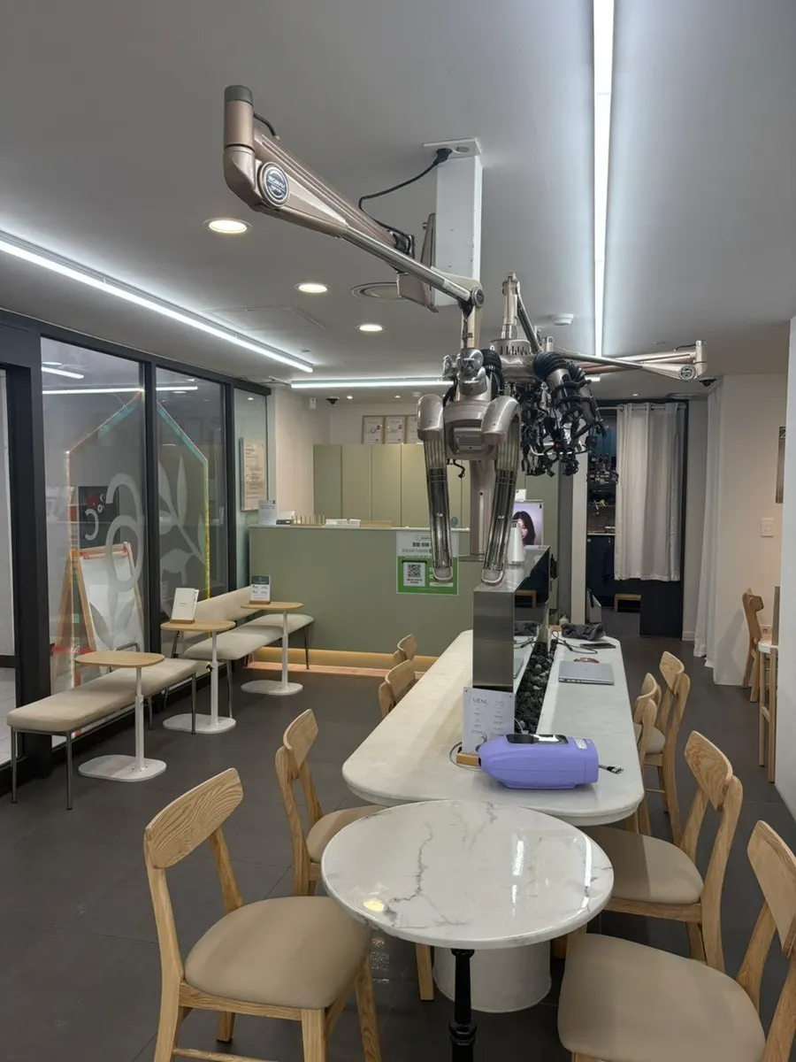 Director Seyeon performing a men's perm at 26do Hair Suseong Branch
