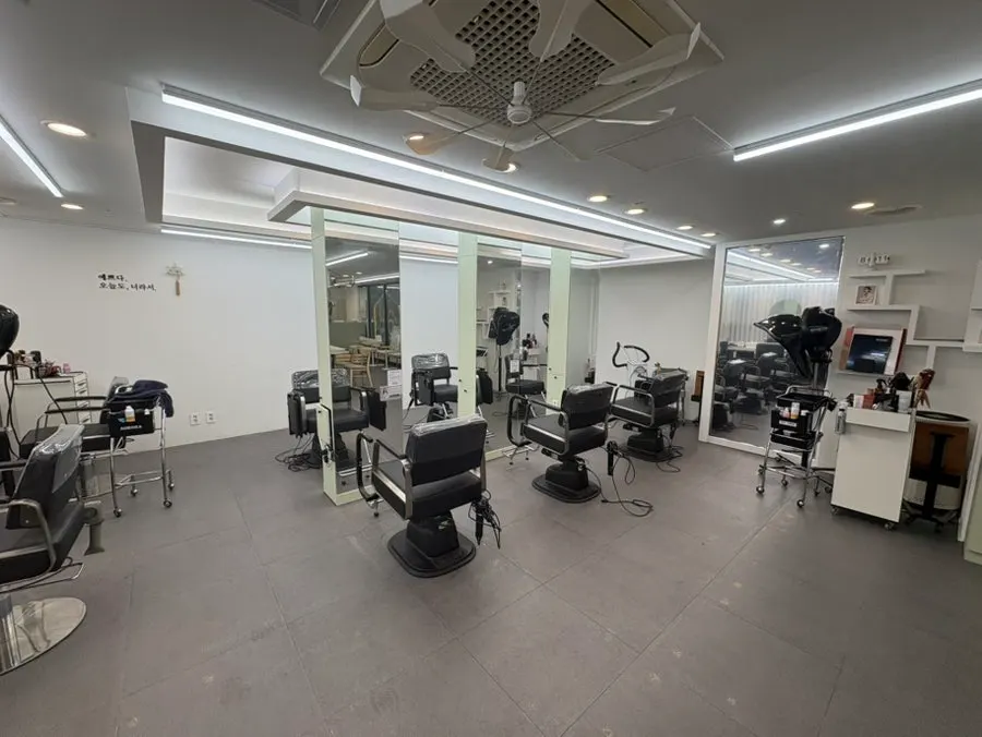 Service seating and waiting area at 26do Hair Suseong Branch