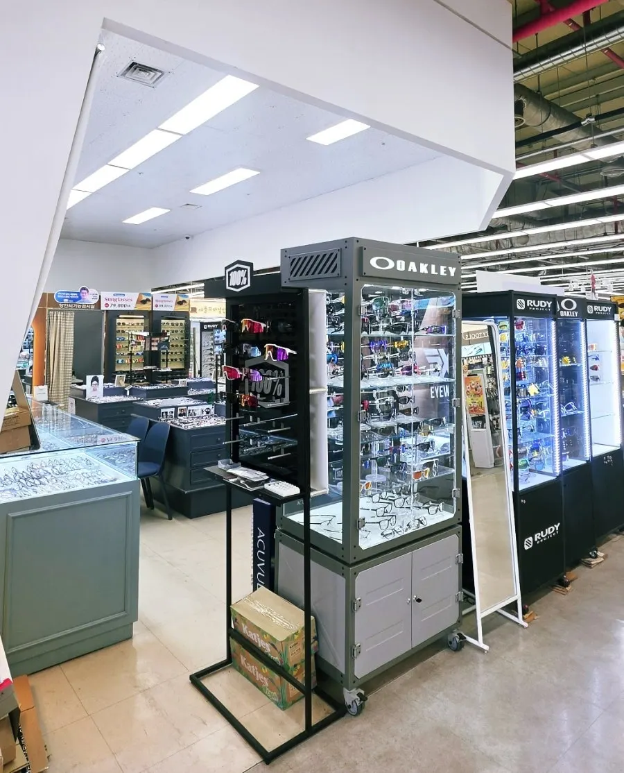 View of the Four Eyes Eyeglasses shop just left of the Lotte Super Suseong entrance