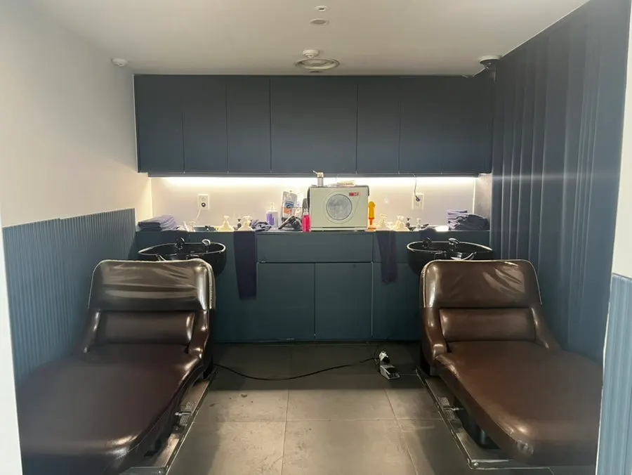 Water purifier and waiting area inside the salon
