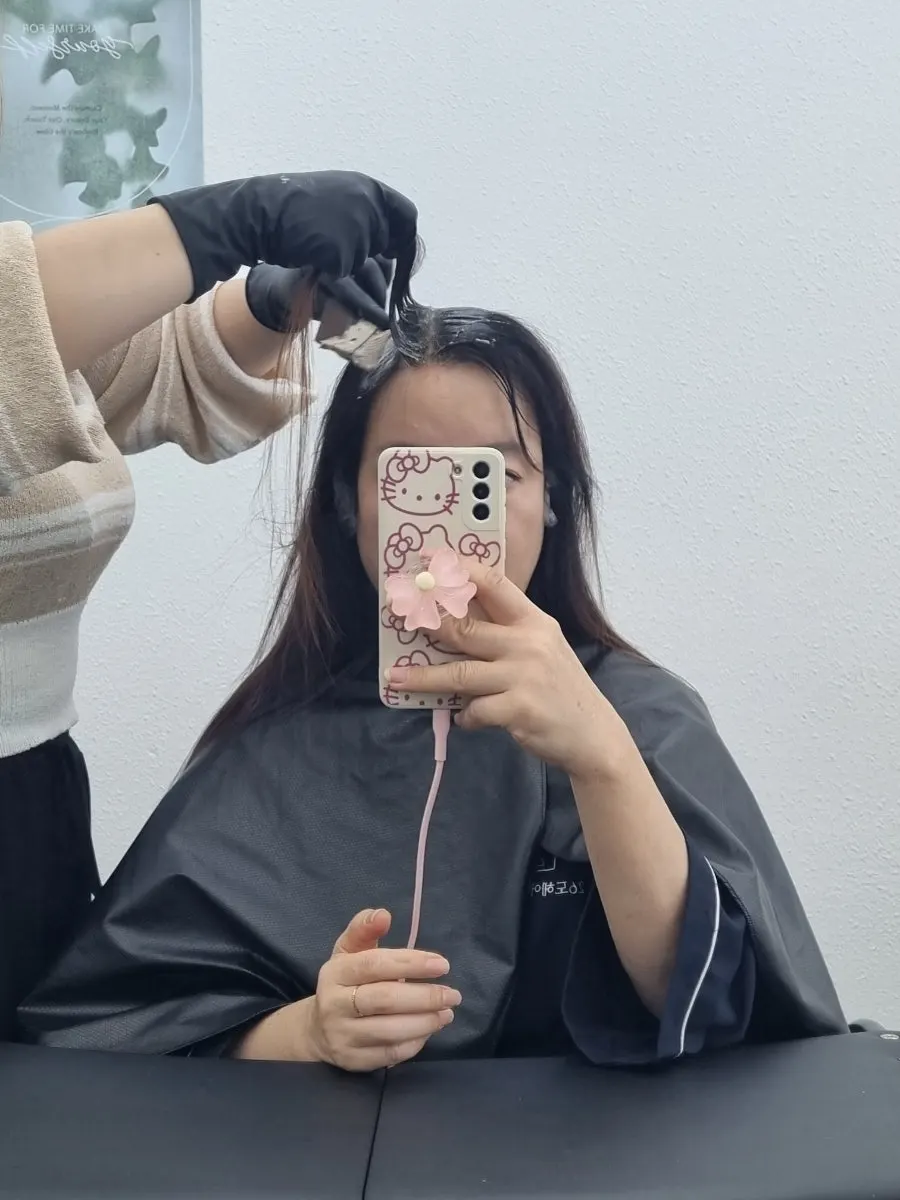 염색약 도포를 받는 중인 모습