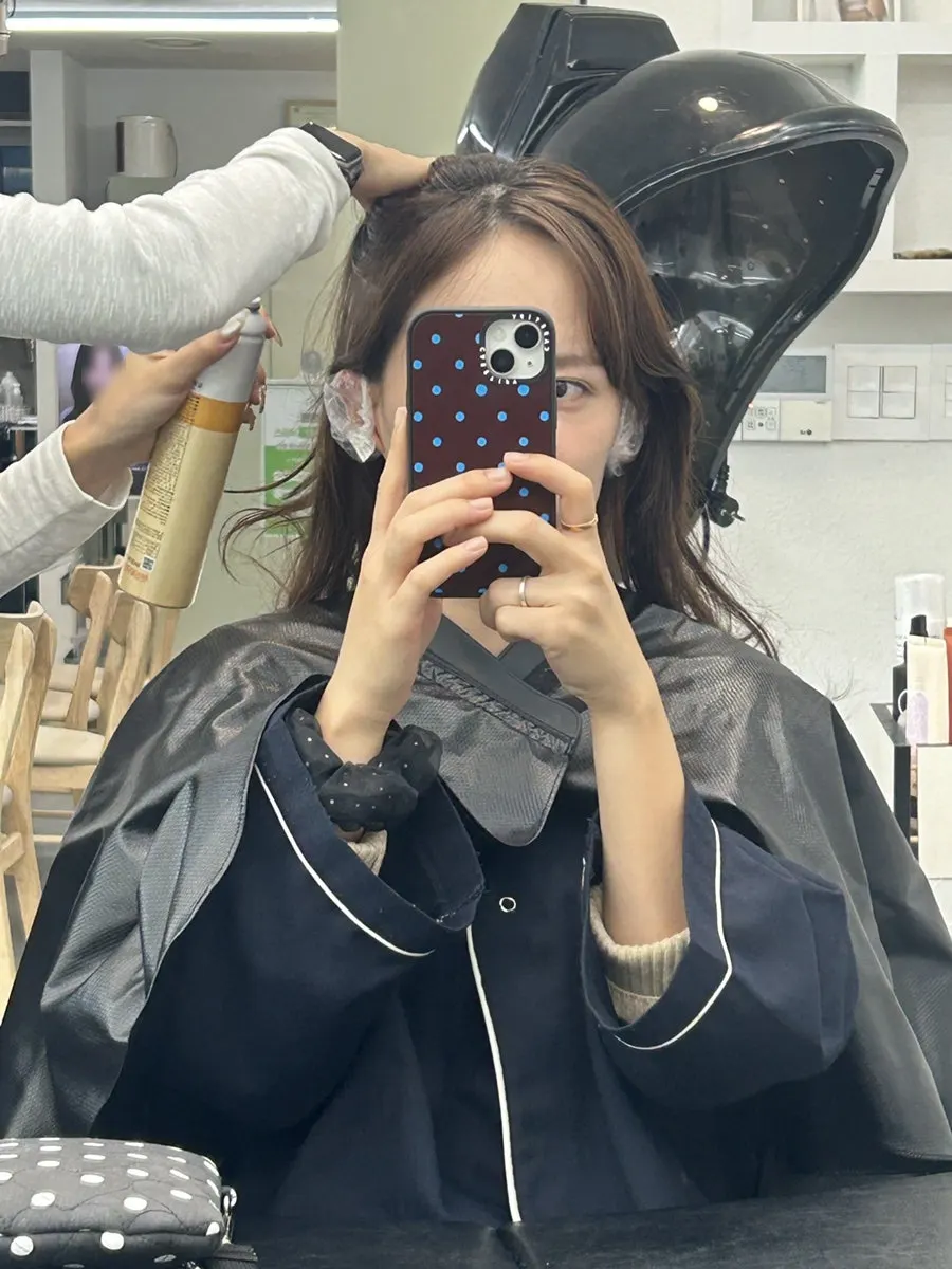 두피 보호제를 뿌리는 염색 준비 과정