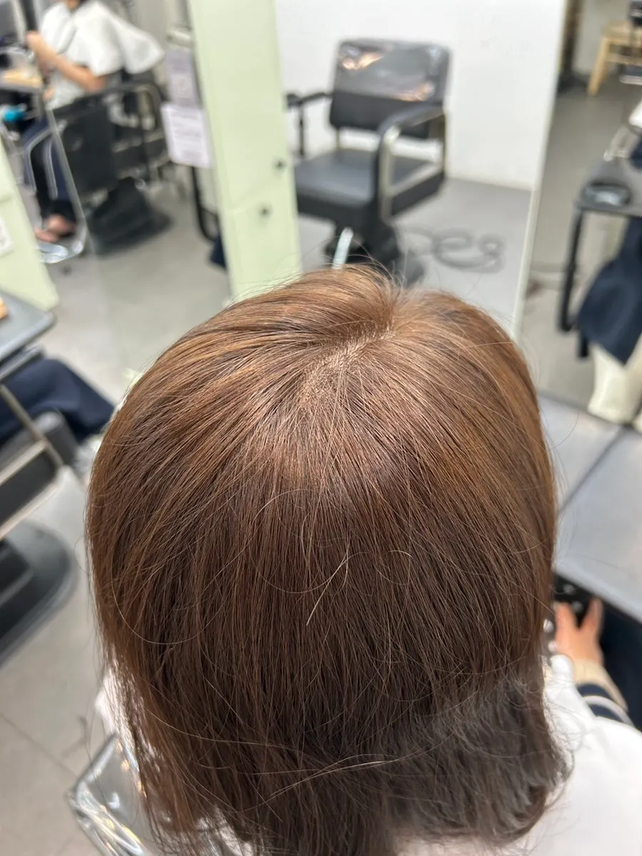 조명 아래에서 본 자연스러운 헤어 컬러
