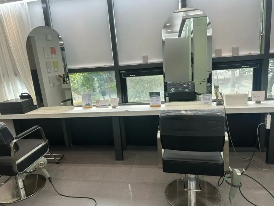 미용실 좌석과 거울 전경