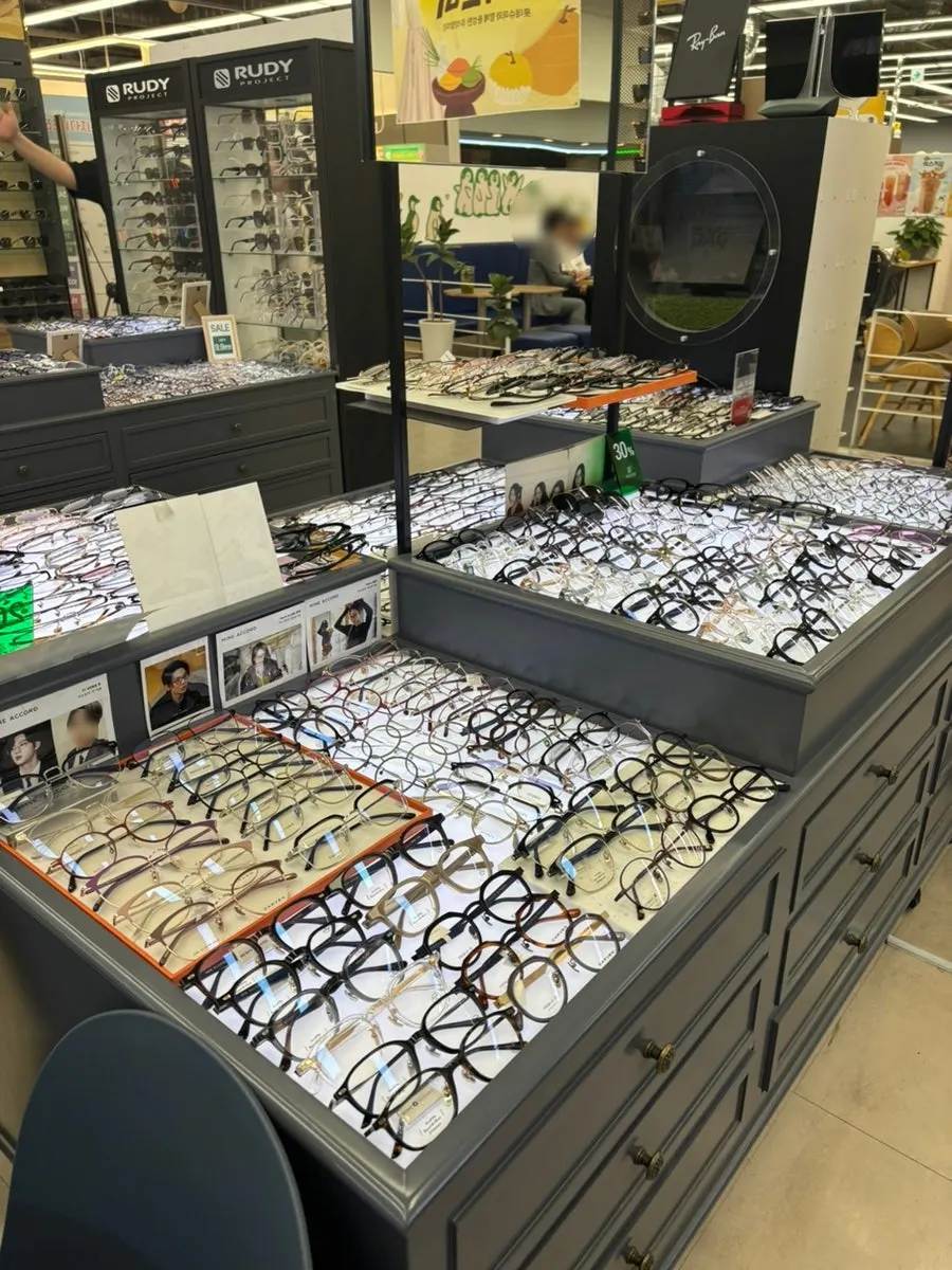 Display corner with various eyeglass frames