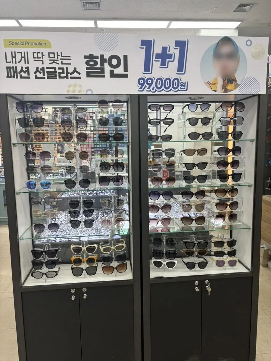 Display stand for sports sunglasses