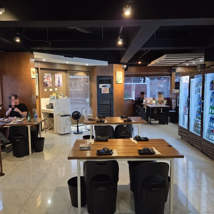 Clean, pleasant seafood restaurant interior