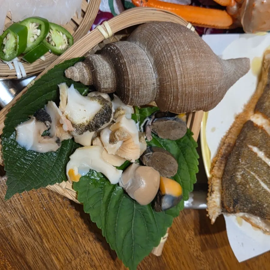 Flounder sashimi and accompanying vegetables