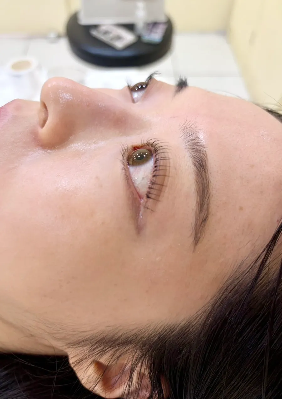 Close-up of the eyes after the lash lift