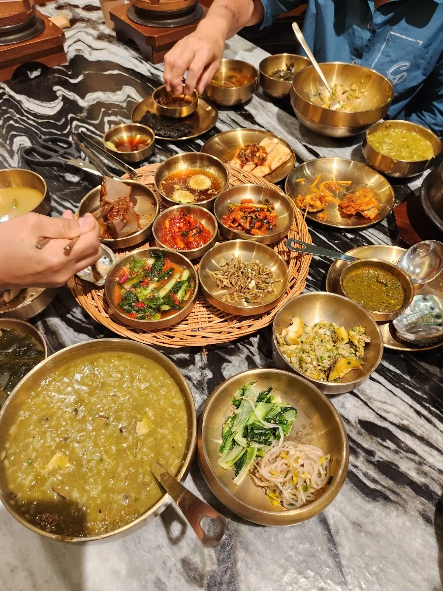 전복 한 상 차림 사진