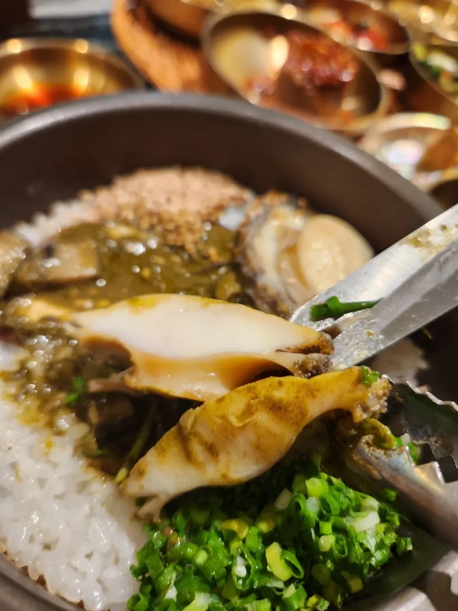 놋그릇에 담긴 한식 반찬