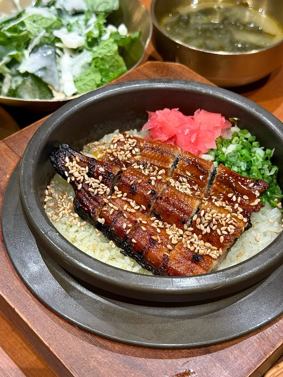 Warm pot rice topped with eel