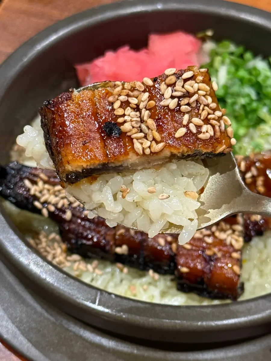 Eel pot rice and rice together