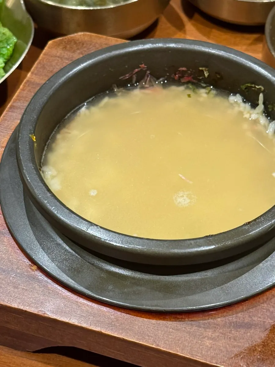 Preparing scorched rice from eel pot rice
