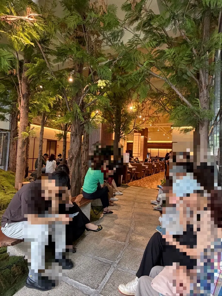 넓고 세련된 한식당 실내 공간