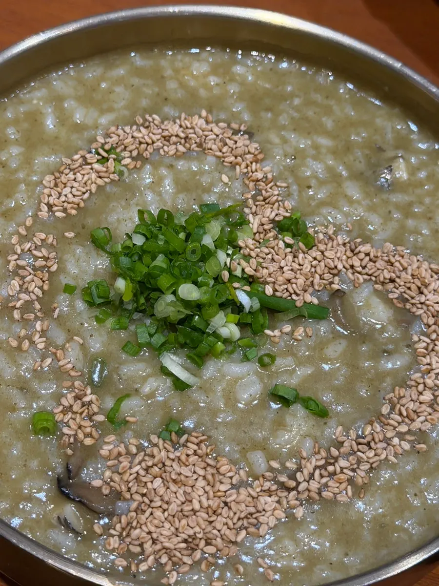 넉넉한 양의 전복죽과 미역국