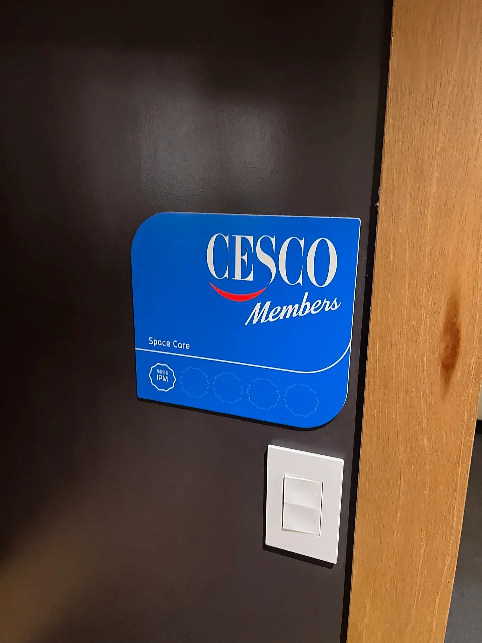 Receipt review and Cesco Members signage at the entrance