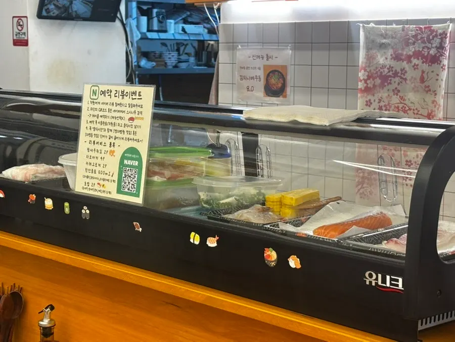 午餐时间后的寿司纳鲁店内