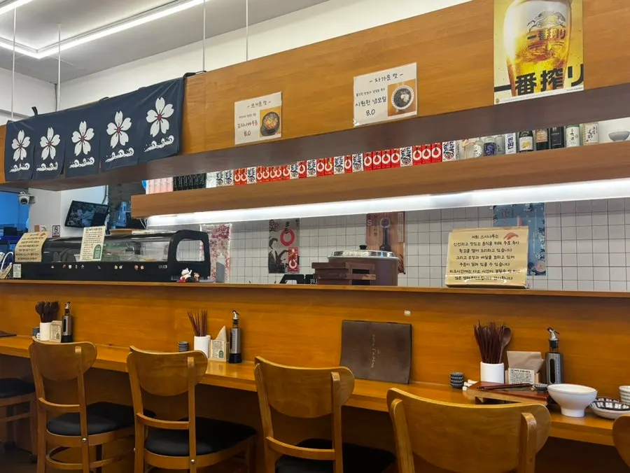 吧台座位上处理好的寿司食材