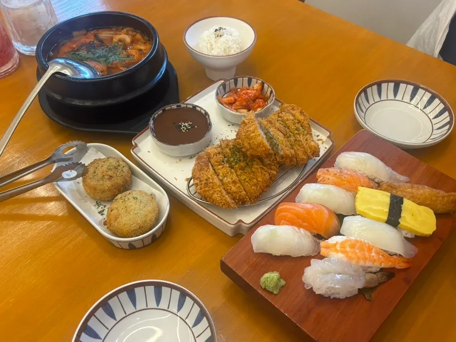 摆着餐具酱油和餐巾的桌子