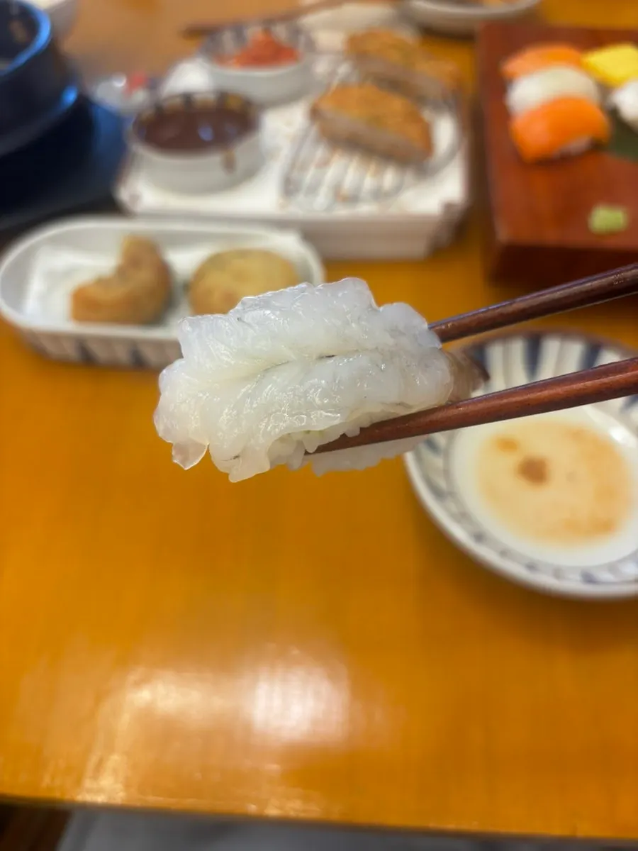 铺着多种生鱼片的什锦寿司