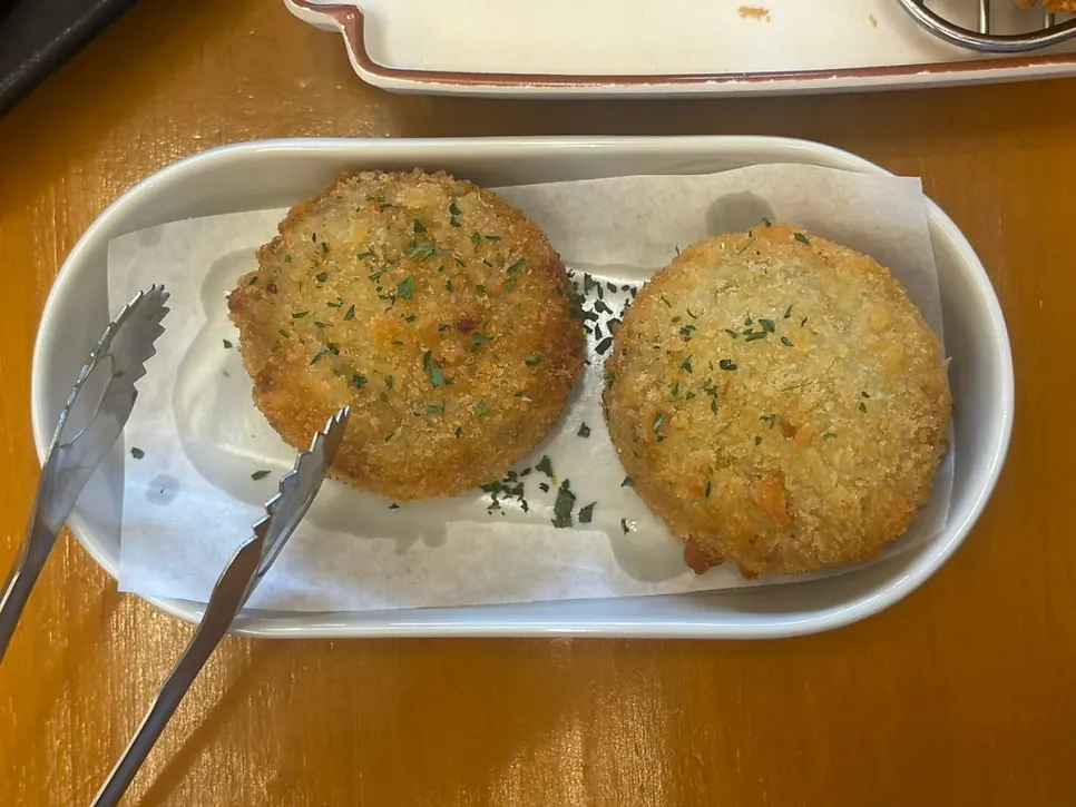 搭配泡菜锅乌冬汤的里脊炸猪排