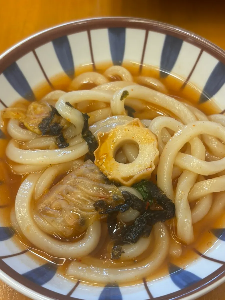 浸满泡菜汤汁的乌冬面