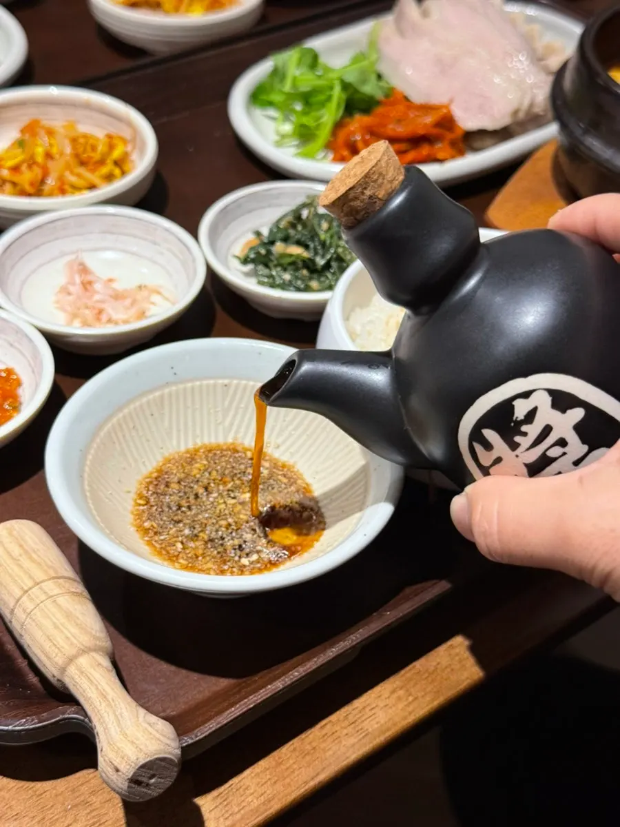 깨와 방망이가 담긴 그릇