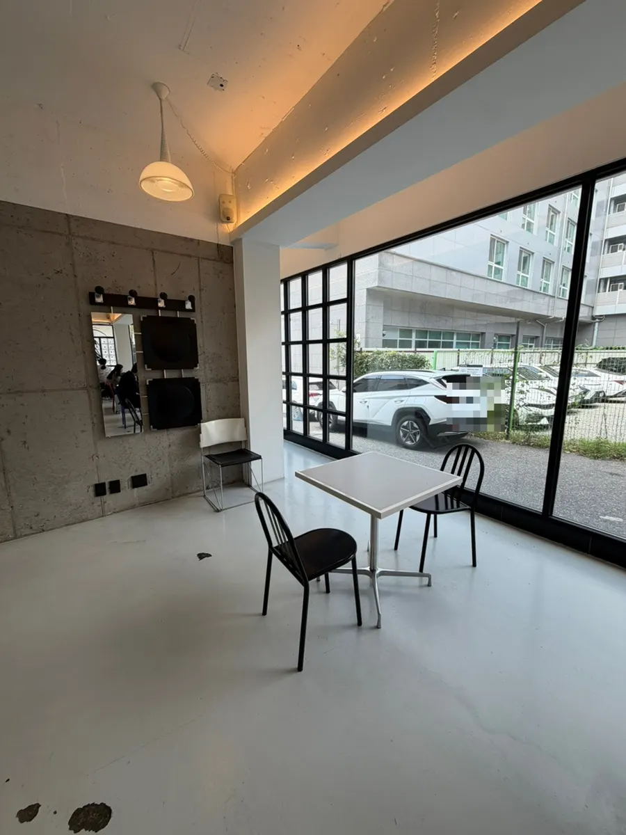 바테이블 뒤 2~4인 좌석 구역