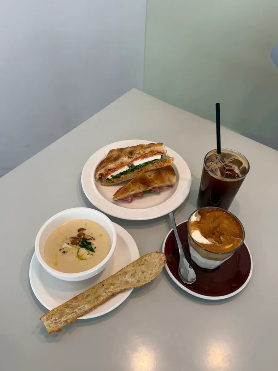 테이블에 차려진 바우트 브런치 세트
