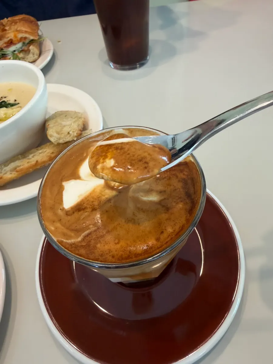 얇은 크림이 올라간 바우트 커피 단면