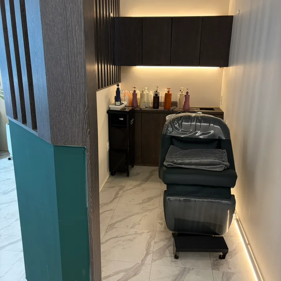 Interior of Iggeulrida, a clean, upscale one-chair salon