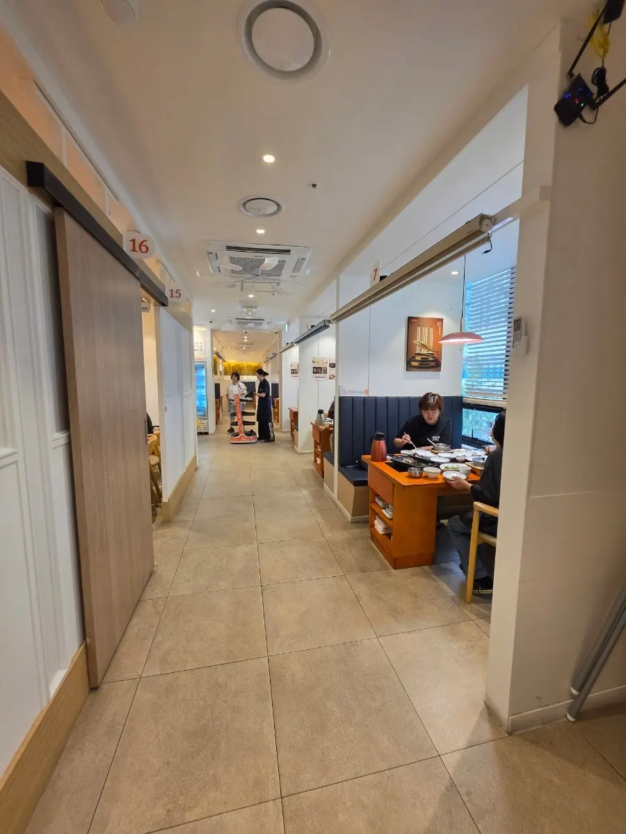 Spacious interior of Geumdeungeo Dalseo Branch