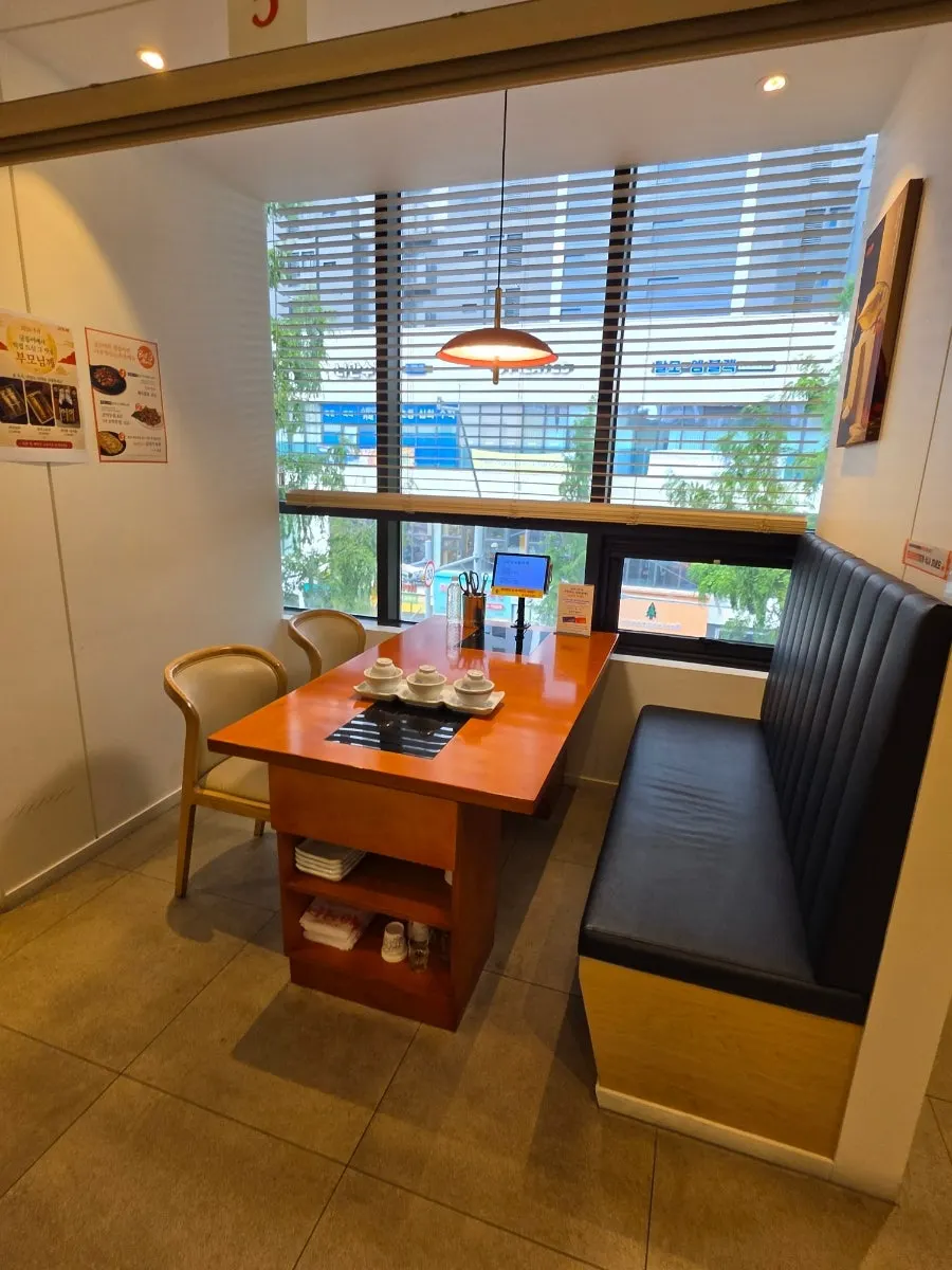 Window seating at Geumdeungeo Dalseo Branch