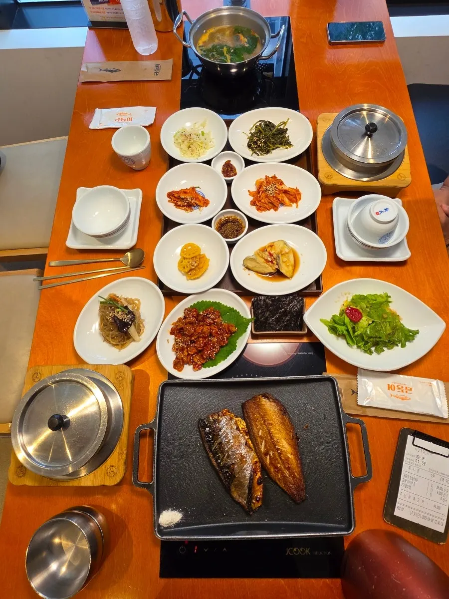 Geumdeungeo pot-rice set and cockle muchim order
